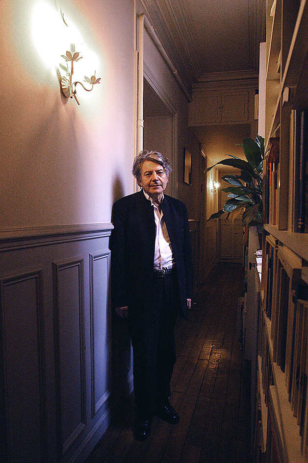 Le philosophe Miguel Abensour chez lui en 2004 ©Olivier Dion